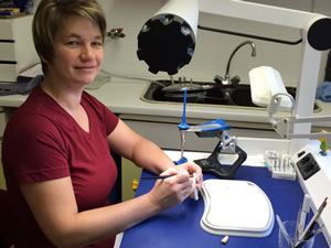 Zahntechnikerin Ina Hultsch an ihrem Arbeistplatz im Zahntechnischen Labor